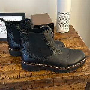 Caslon Miller water resistant black leather Chelsea boot - size 9